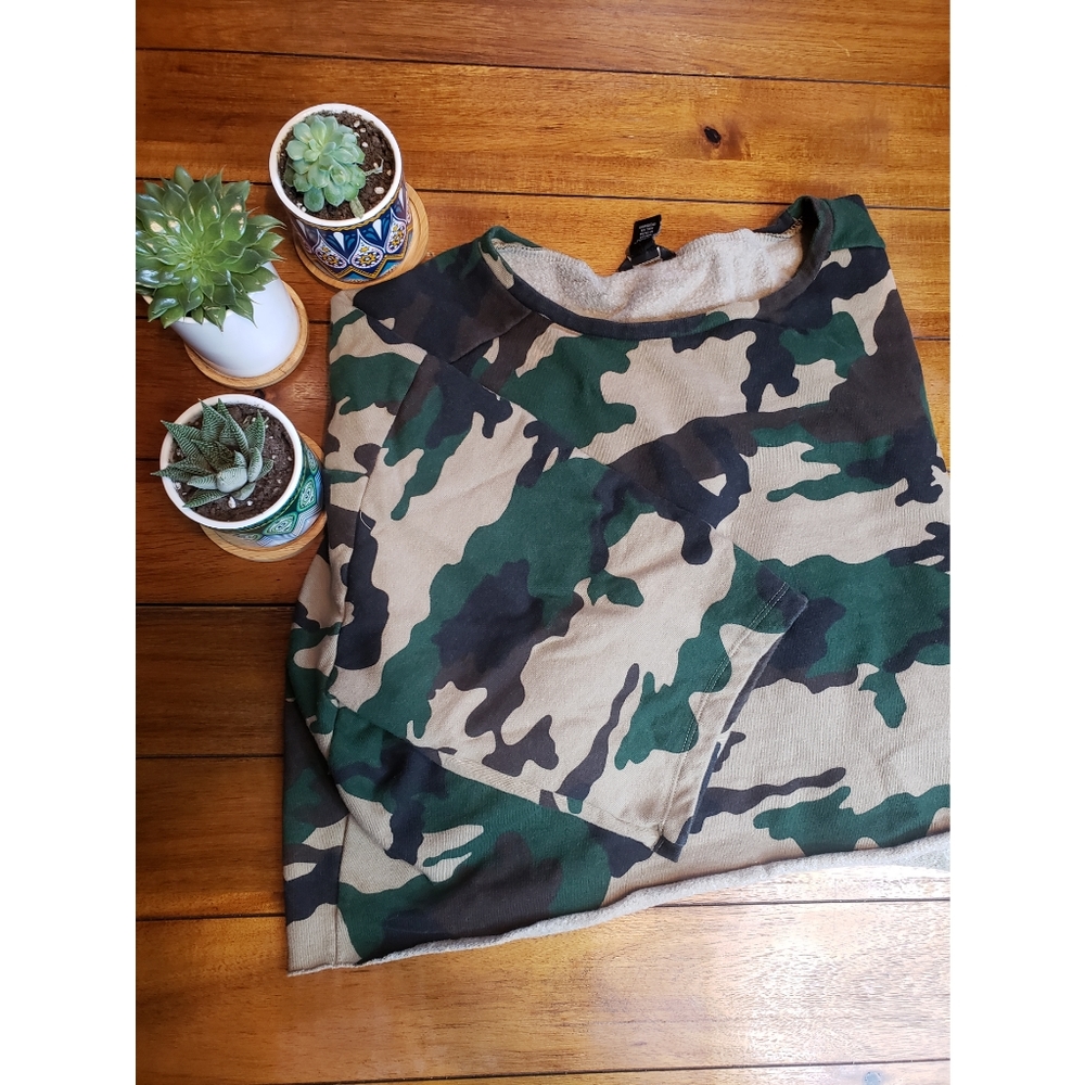 ⛰Forever 21 Camouflage Crop Sweater Tee⛰